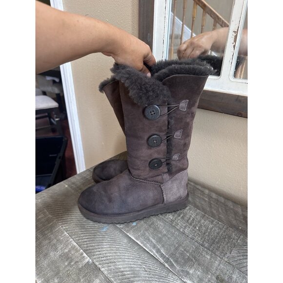 UGG Boots Women’s  Size 8 brown Bailey Button Triplet - Picture 1 of 4